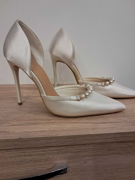 Дамски бели обувки