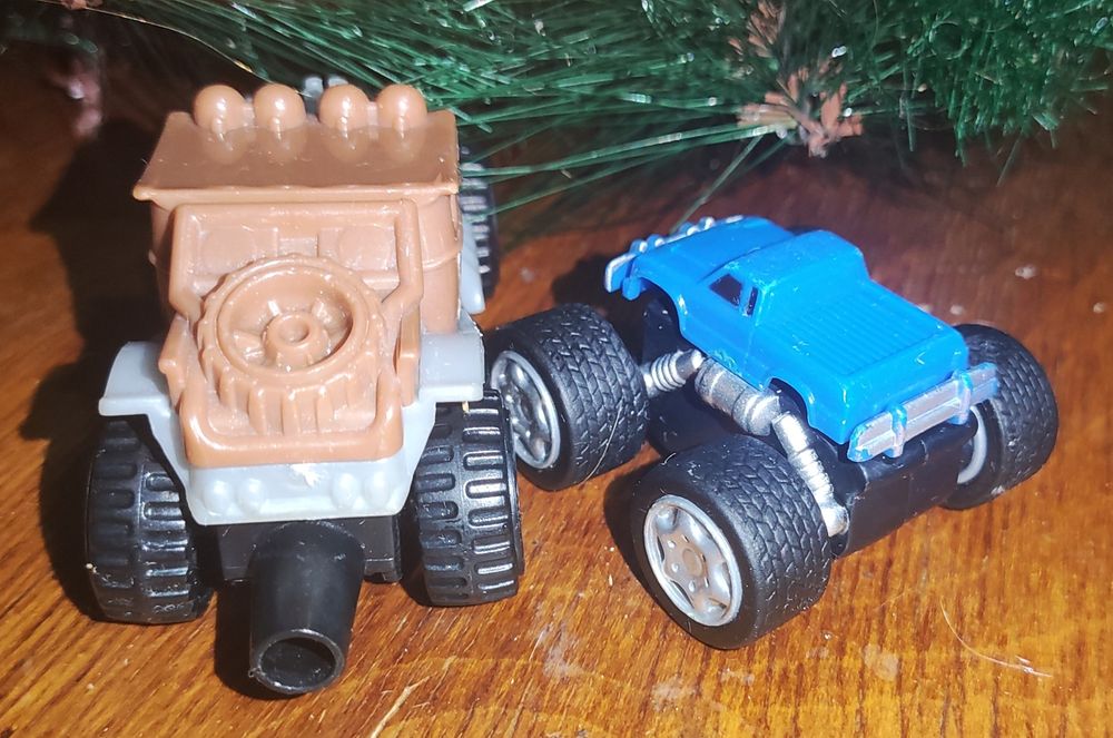 Машинки 2 шт фирменные Юнусабад-13