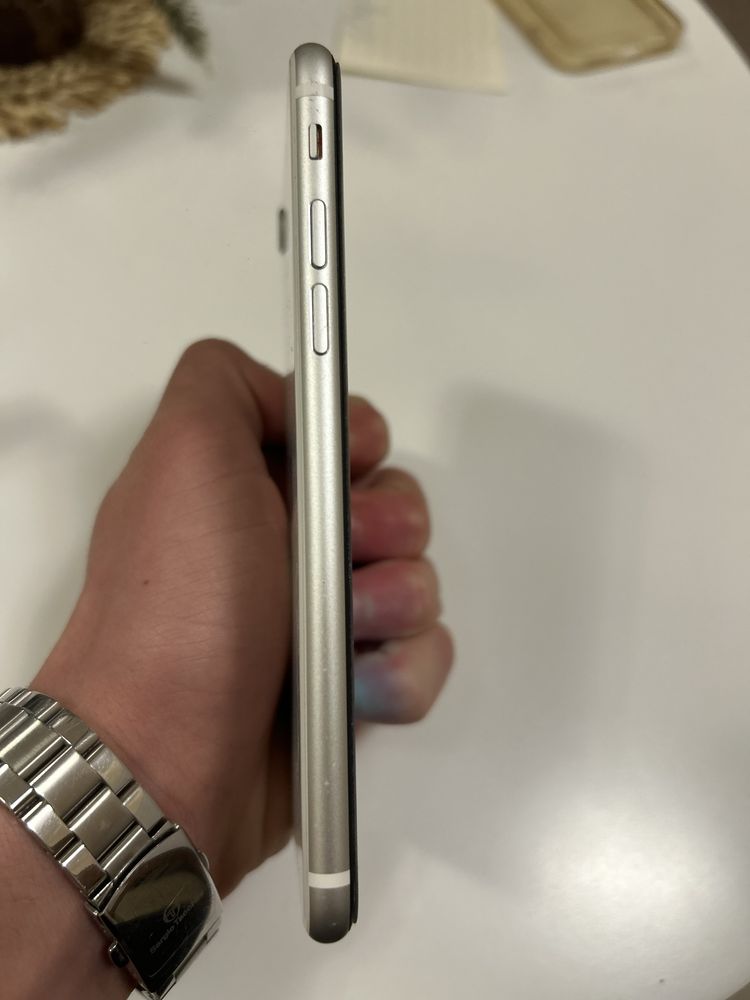 Apple iPhone SE (2020] айфон