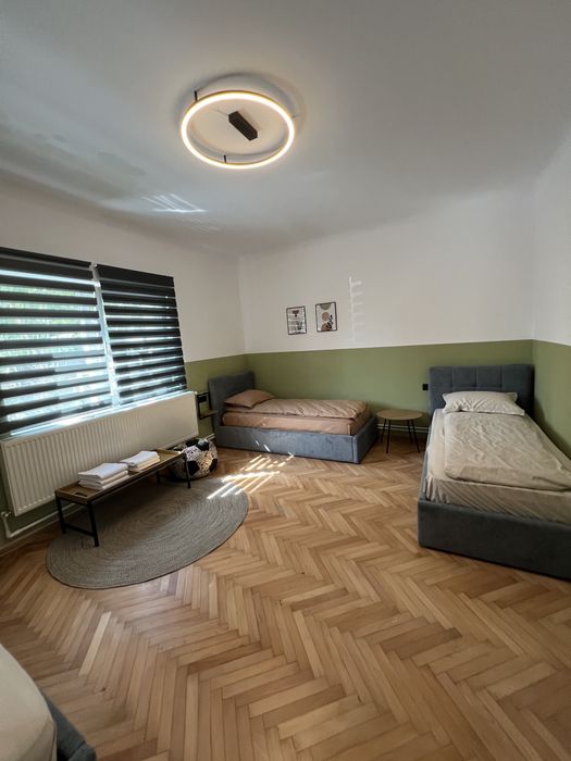 Inchiriere apartament  5 paturi + curte si terasa, grup