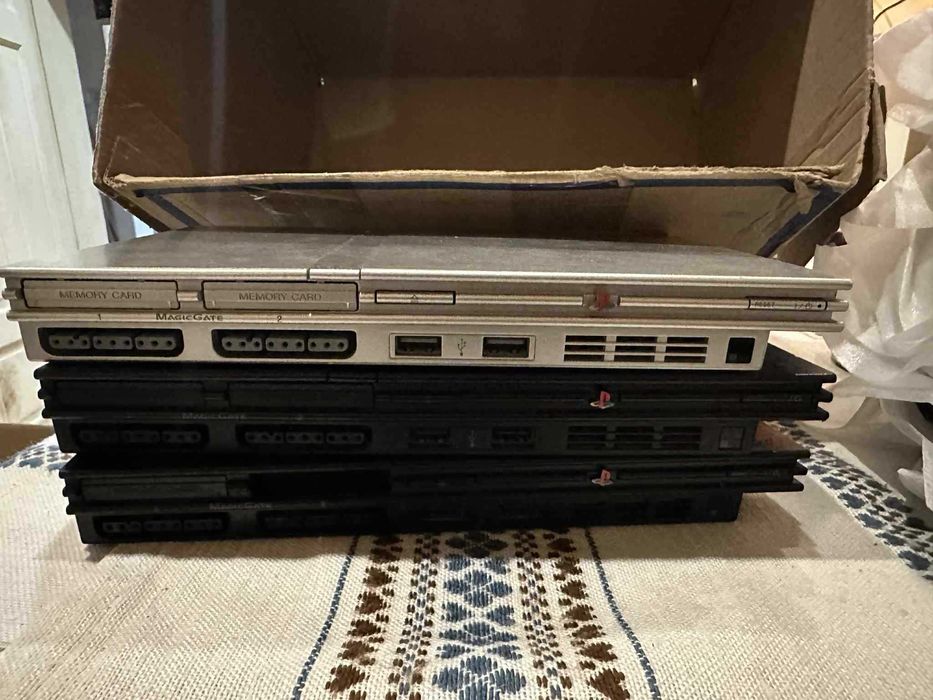 ЛОТ Playstation 2, джойстици, мемори карти, резервни части.