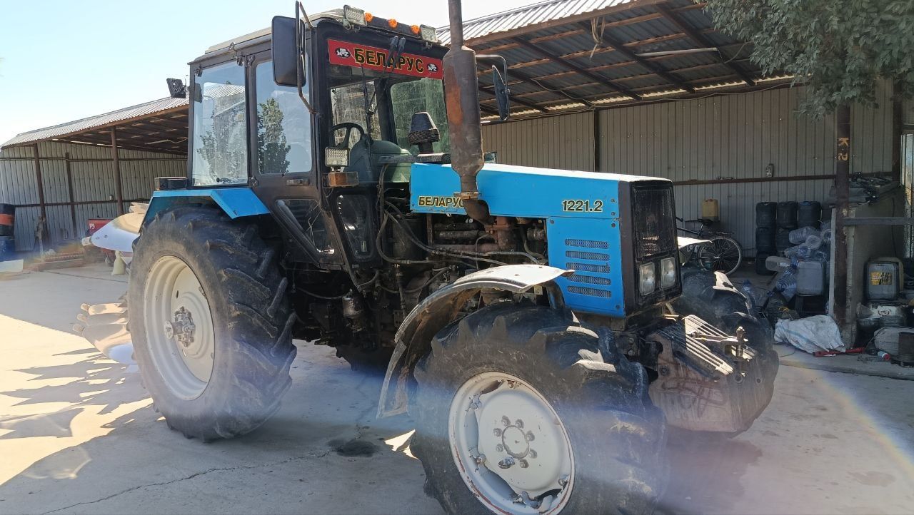 Traktor belarus  1221 soriladi Srochna