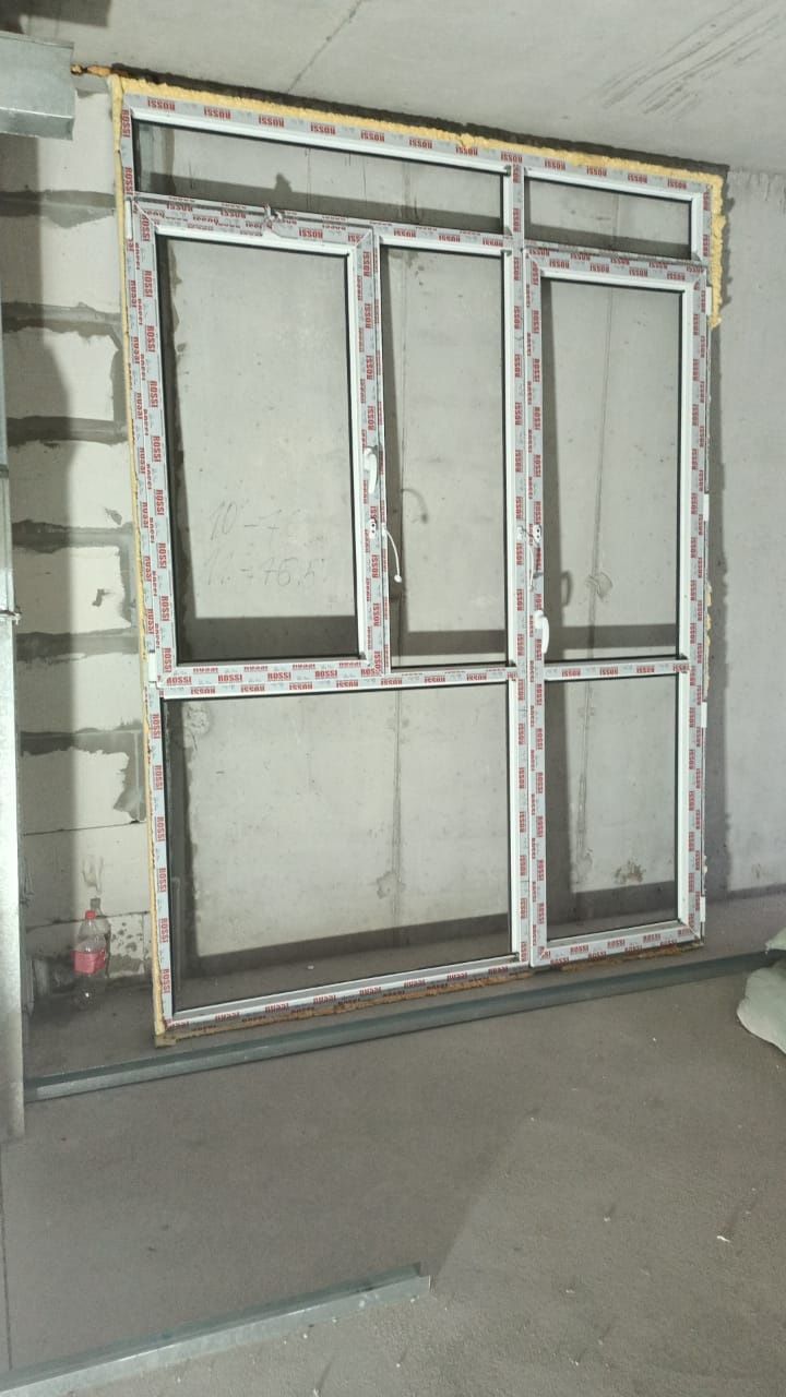 Витражная стеклянная металлопласиковая перегородка с окном и дверью