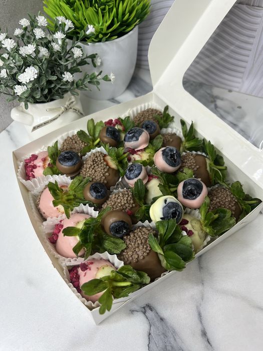 Клубника банан голубика малина финики в шоколаде