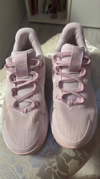 Adidasi Nike roz marimea 32