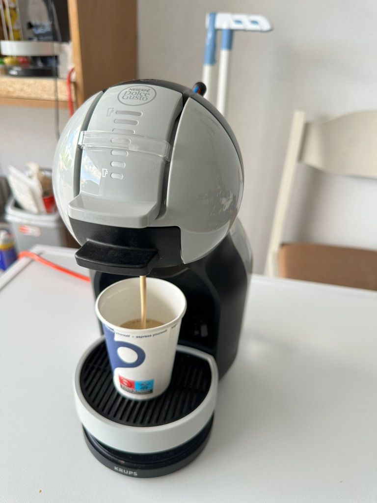 Dolce Gusto Кафе машина с капсули