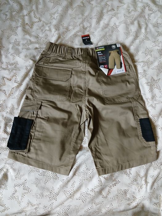 Pantaloni scurți tip salopetă