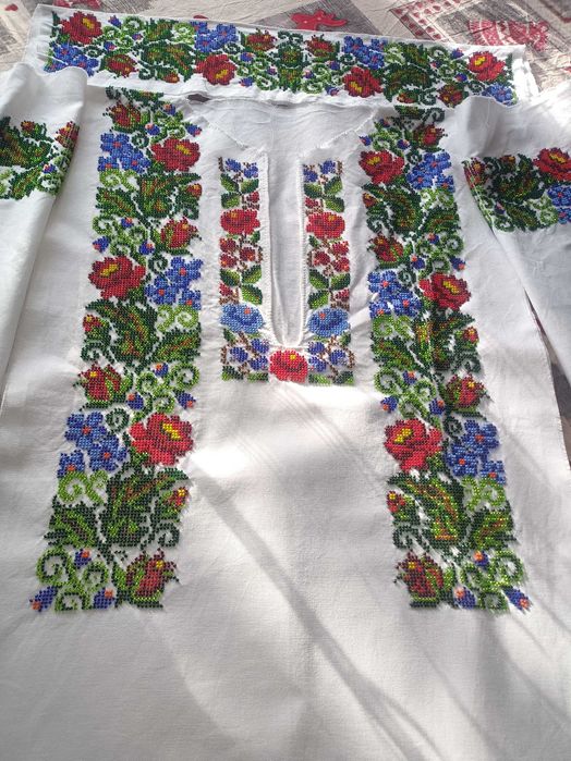 Vând cămașă cusuta cu margele ndetalii in privat