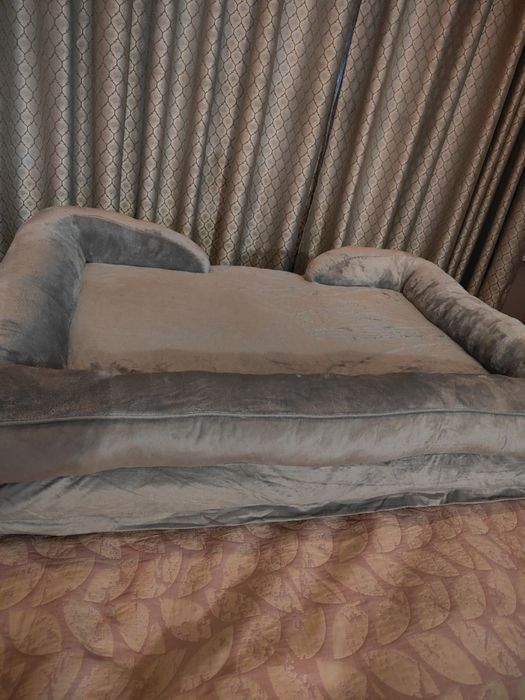 Продавам луксозно плюшено легло/ диван за средно голяма порода куче