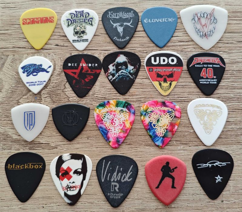 автентични перца на различни банди (guitar pick)