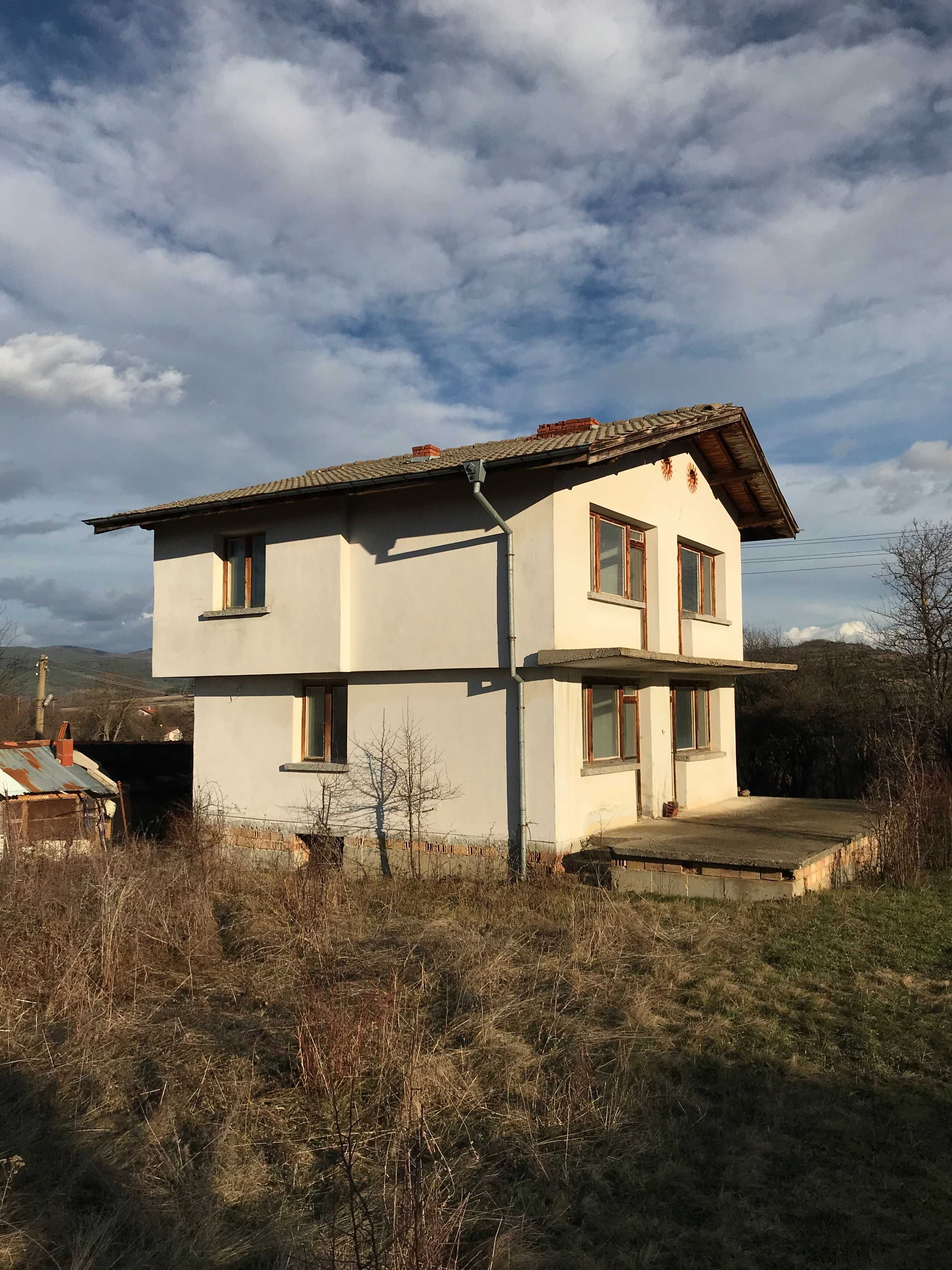 Продава масивна къща до Годеч