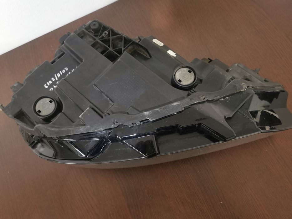 Far stânga vw pasat an 2015/2019