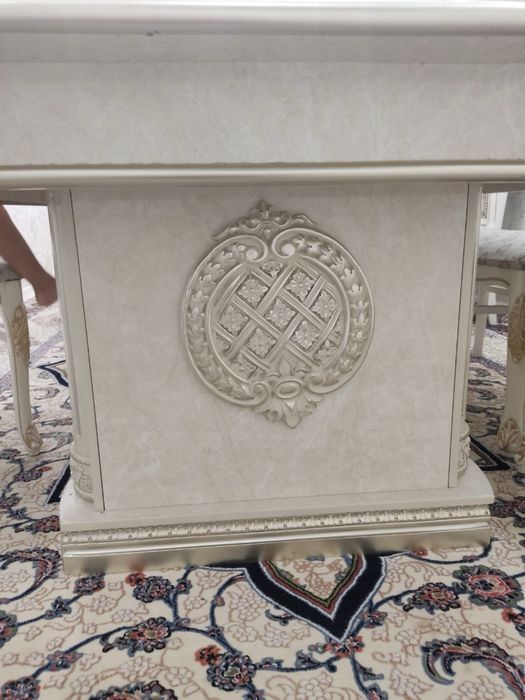 Стол стулья для гостей