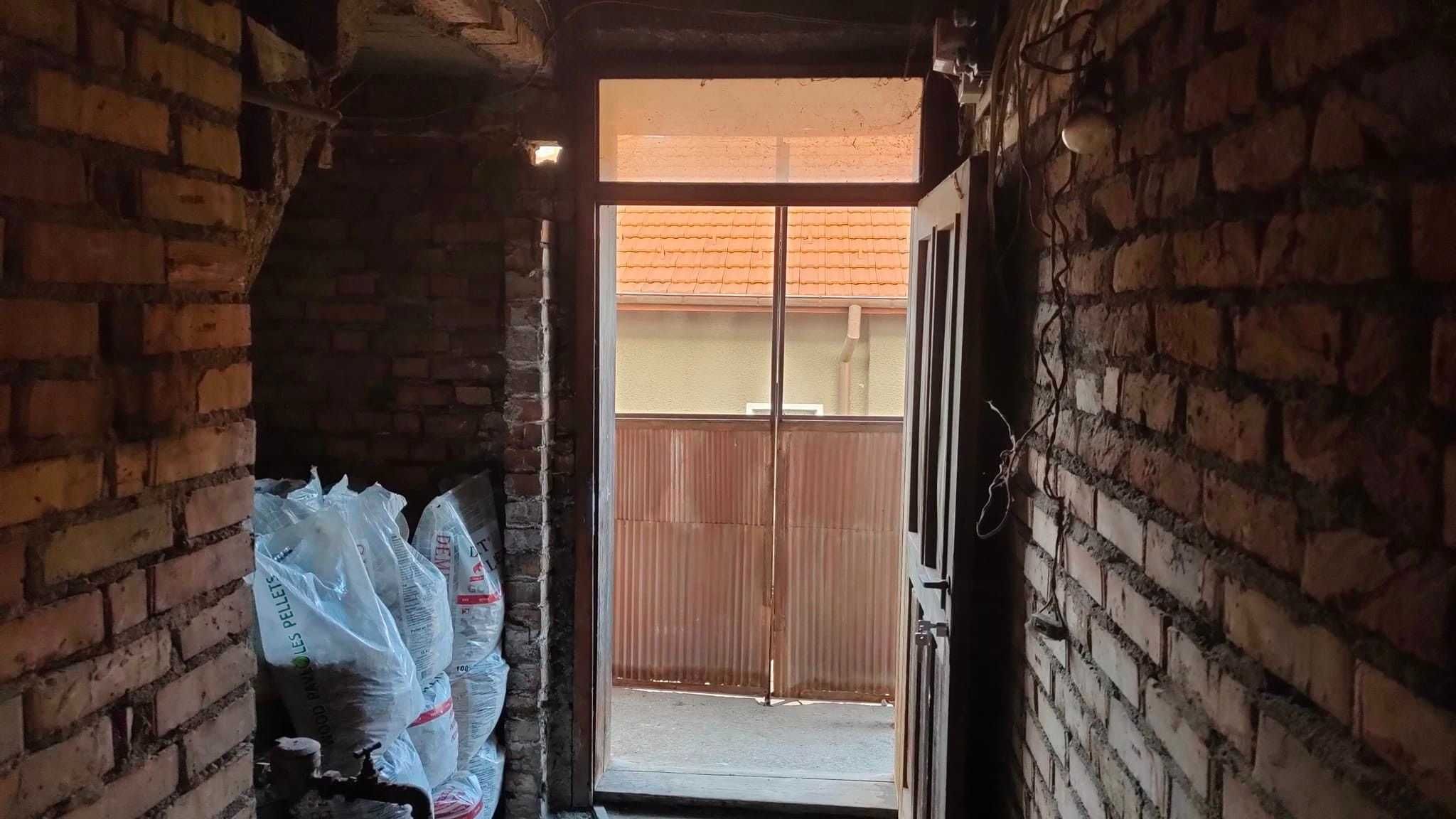 Продавам етаж от масивна къща