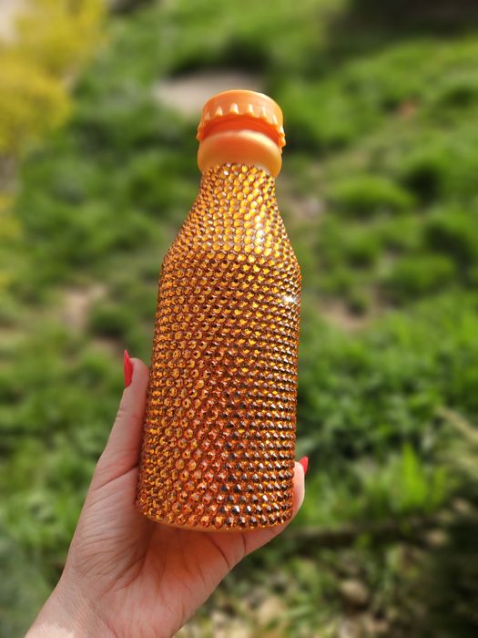 Уникален подарък! Пластмасови бутилки за вода с ръчно лепени камъни