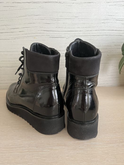 Боти от естествена кожа - лак и велур