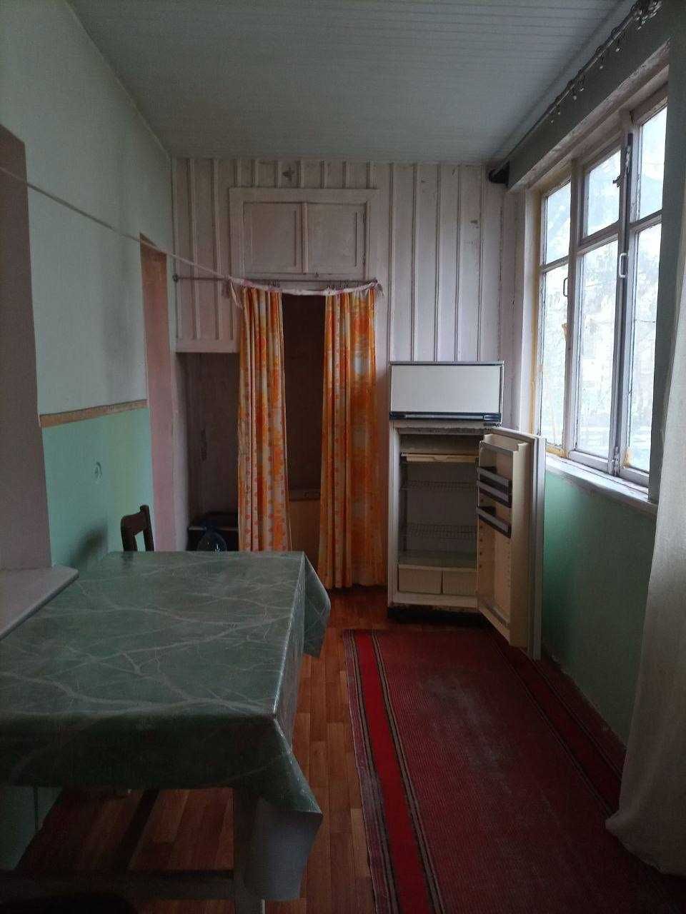 Алимкент кучаси, 2/2/4 2х6 б/л гиштли уй оилага ижара топ. 300 у.е.