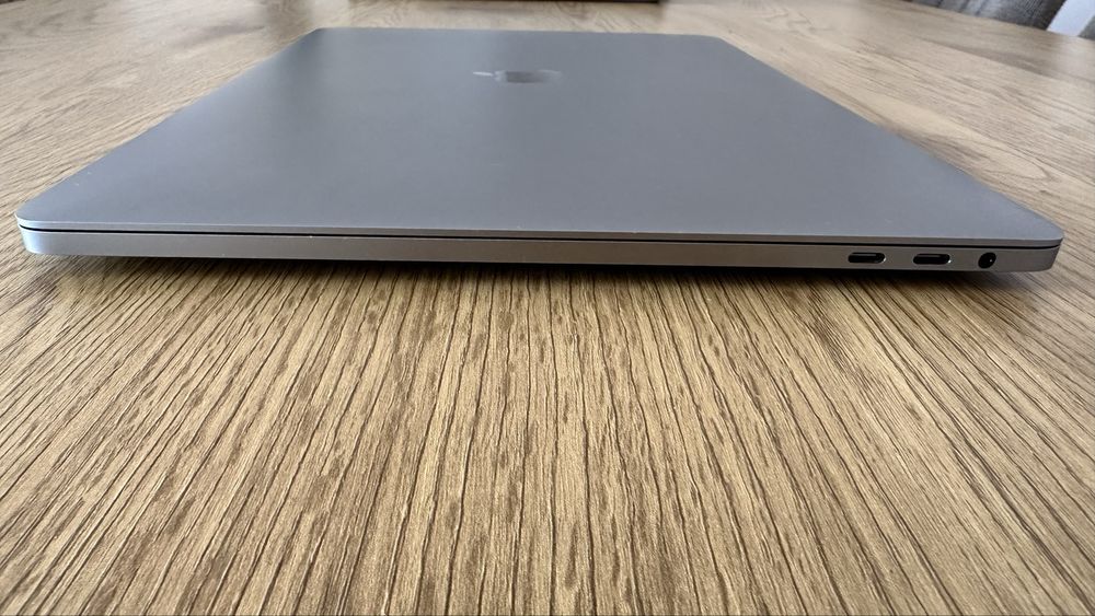 Apple MacBook Pro A1707 | 15” | i7 | 1TB | 16GB