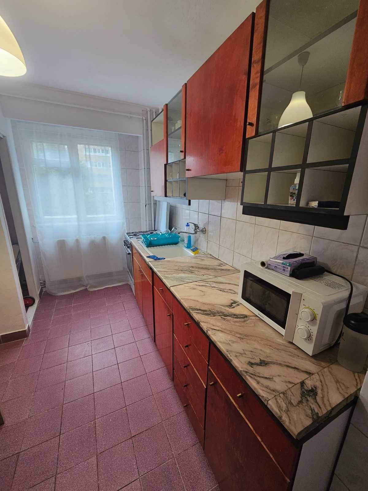 Dau in chirie apartament cu 3 camere si garaj