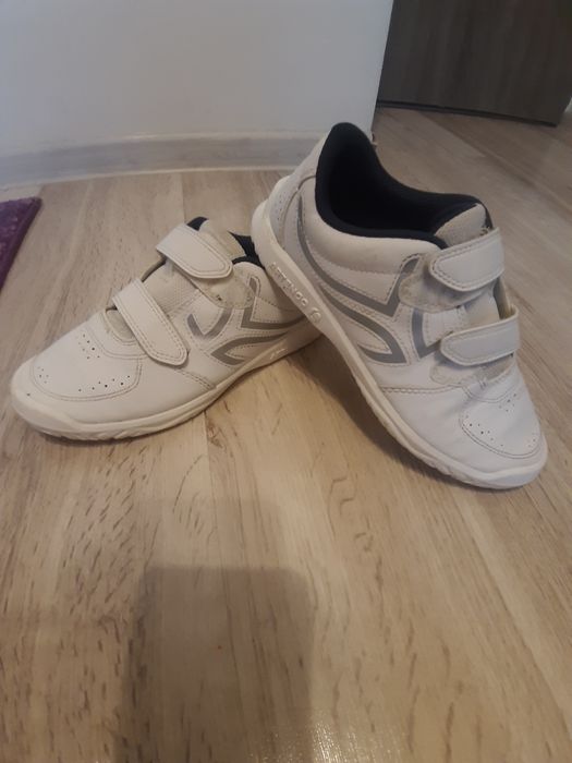 Vand adidași de copii de la Decathlon, mărimea 36.