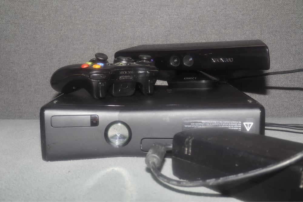 Xbox 360 + Kinect + Incarcator original perfect functionale