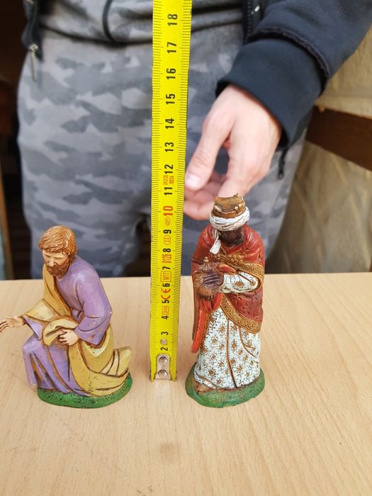 Две статуетки фигури