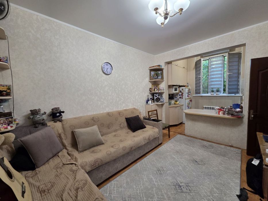 Продам срочно Чиланзар 2 квартал 2/4/4 балкон 1,5*3 переделанная в3х.к