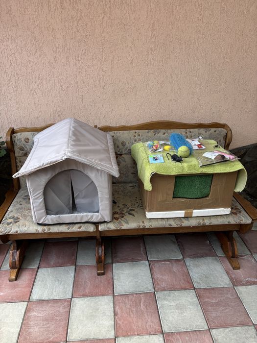 2 casute pentru pisica cu tot cu jucarii