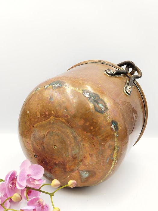 Голямо холандско медно котле, ръчно изковано с дръжка от ковано желязо