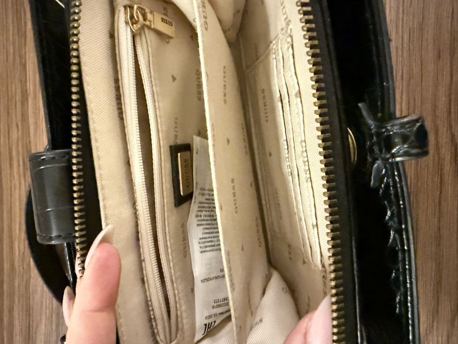 Чанта Guess от кожа и златни детайли