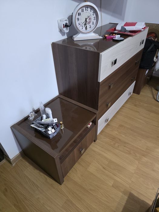 Comodă cu 4 sertare + 2 noptiere, stare bună

Vând set mobilier compus