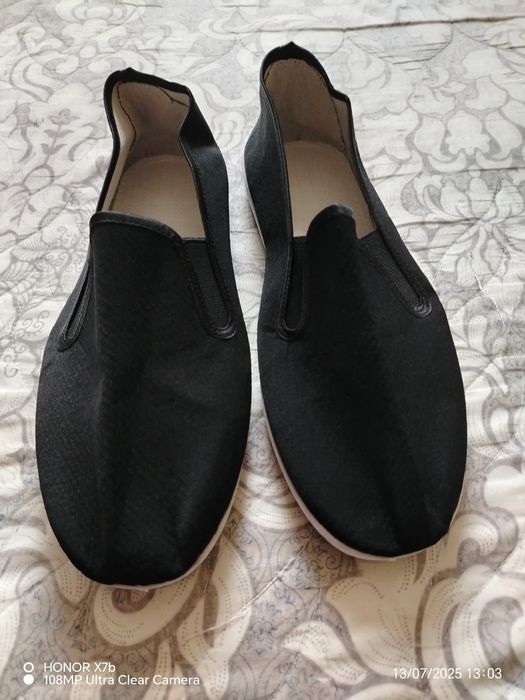 Слипоны можно под спортивное и класику