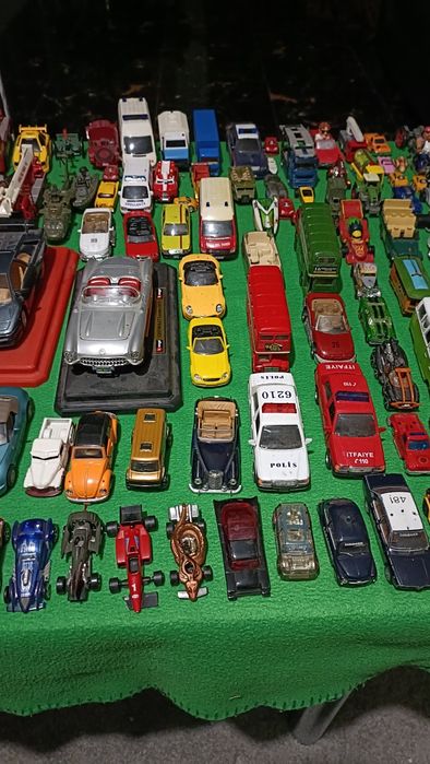 Colecție mașinuțe de metal/plastic și soldăței plus alte figurine