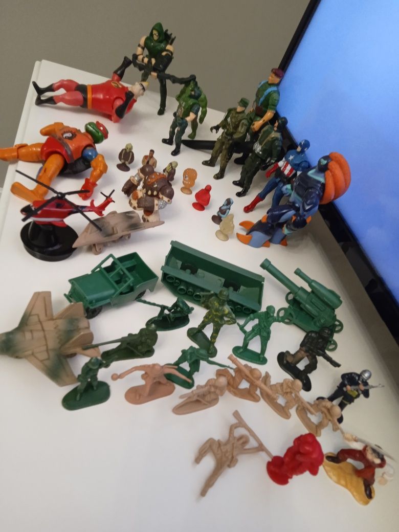Lot figurine cu eroi din armată