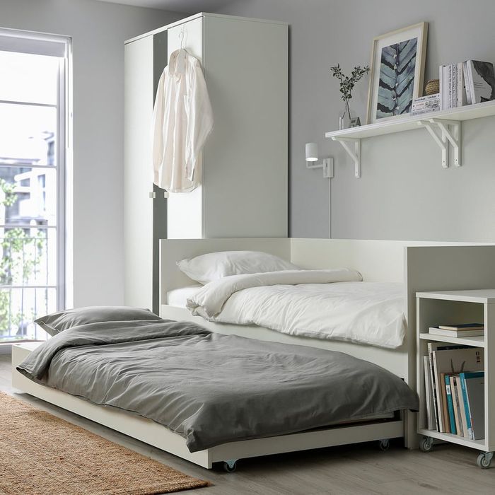 Pat extensibil ikea cu o saltea,