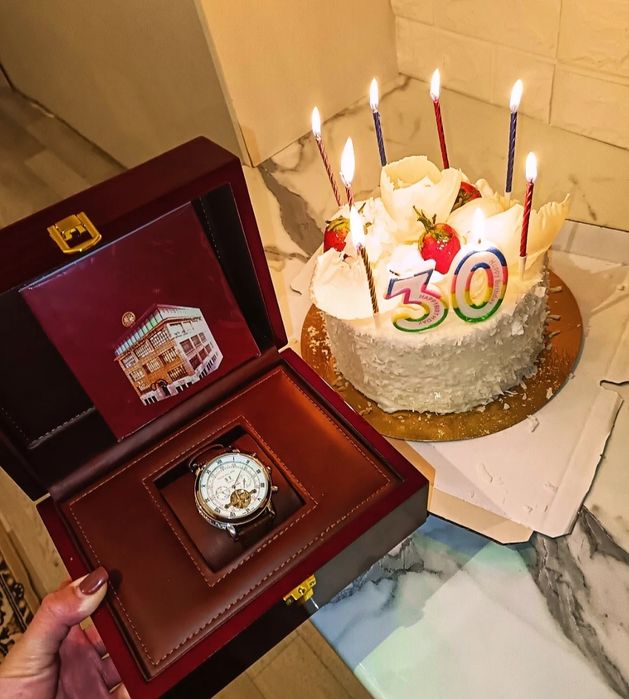 Продается часы  брала за 35000тг прадаю за 25 носили 2—3раза механика