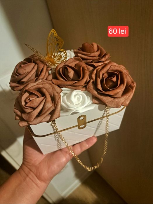 Vând aranjamente florale