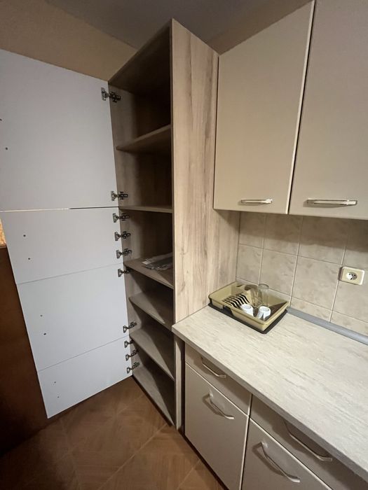 Кухня с плот ,мивка и абсорбатор