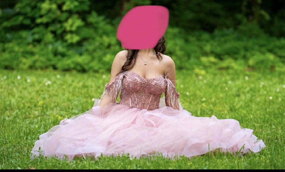 Бална рокля-пепел от рози