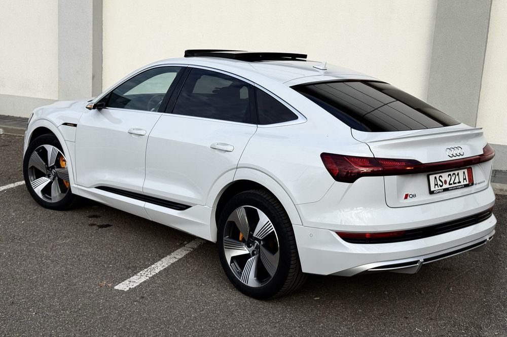 Audi Q8 E-tron,S line