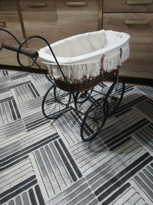 Vând cărucior vechi pentru papusi