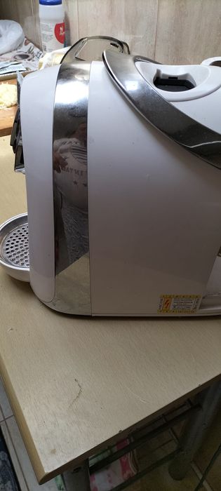 Vand espresor tchibo cu capsule.