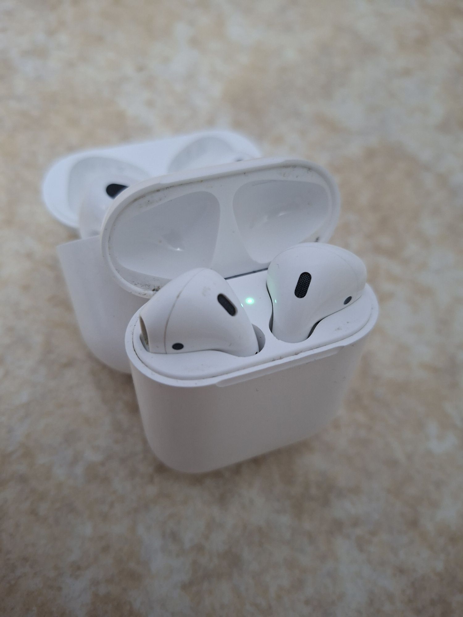 2 оригинальных AirPods 2, 3