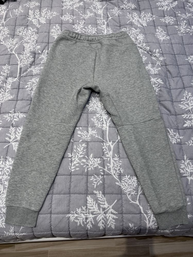 Nike Sportswear Tech Fleece Gray