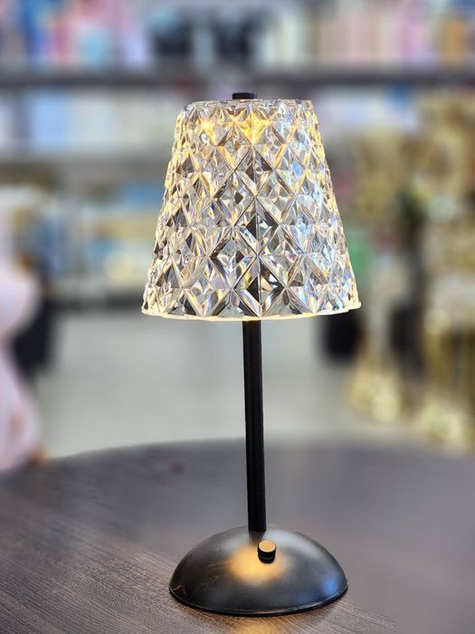 Настольная лампа с стеклянным абажуром и основой в золотом цвете