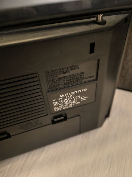 Vând radio casetofon Grundig model vechi in stare impecabila