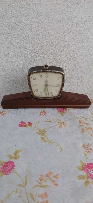 vand   cas  victoria  pe  suport   de   lemn   85  lei