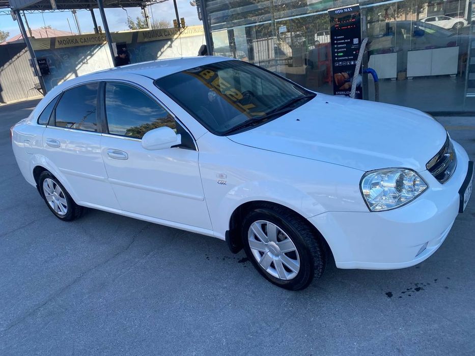 Lacetti 2011 sotiladi