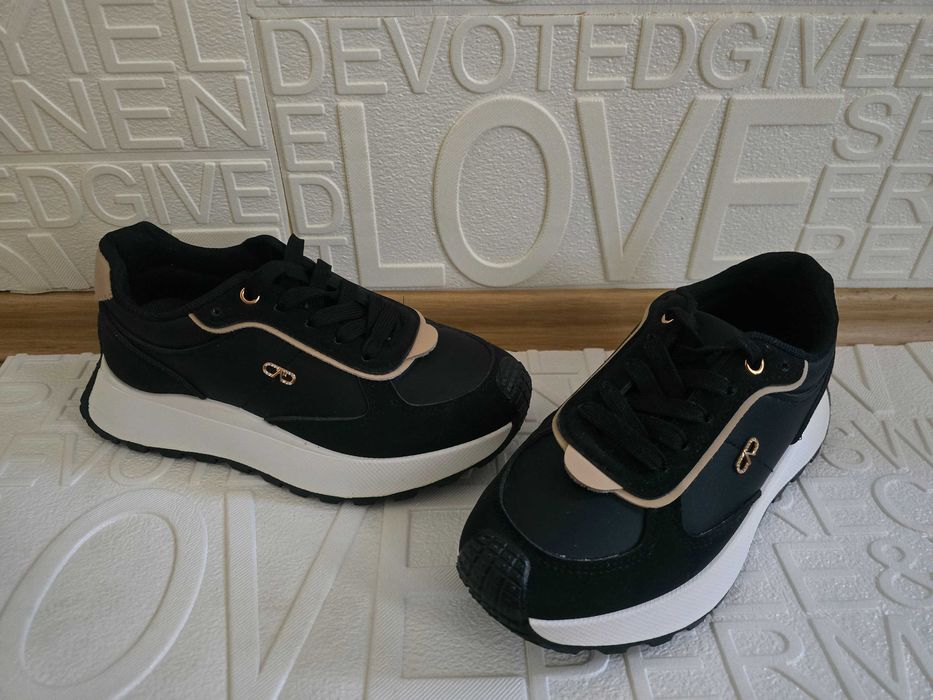 Дамски черни маратонки с висока подметка