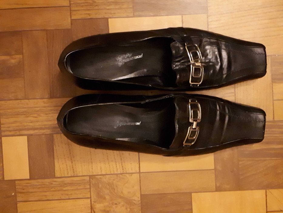 Продавам черни обувки естествена кожа, номер 39.